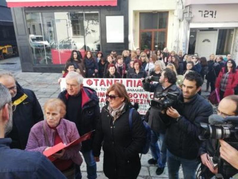 Διαδήλωση των καθαριστριών έξω απο το Κοβεντάρειο όπου μιλούσε η Κ. Νοτοπούλου