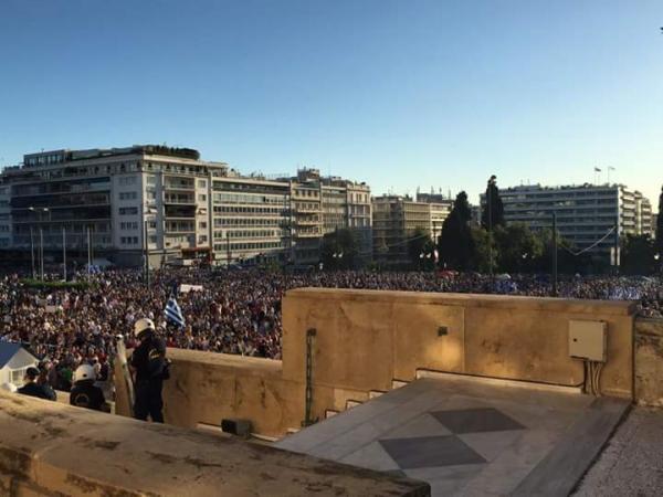 Χιλιάδες πολίτες στο Σύνταγμα για το «Παραιτηθείτε»