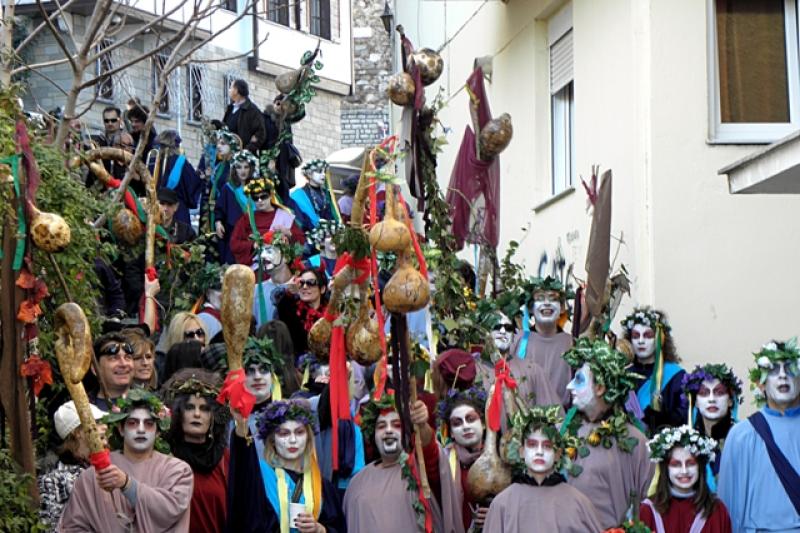 Κέφι και χορός από τους χιλιάδες καρναβαλιστές στα Καστοριανά Ραγκουτάρια