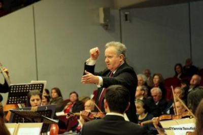 Ο Δημήτρης Δημόπουλος διευθύνει την ορχήστρα του ΑΠΘ στις εκδηλώσεις φοιτητική εβδομαδα
