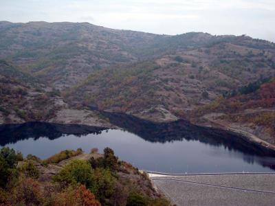 Η τεχνιτή λίμνη της Πραμόριτσας στον Πεντάλοφο