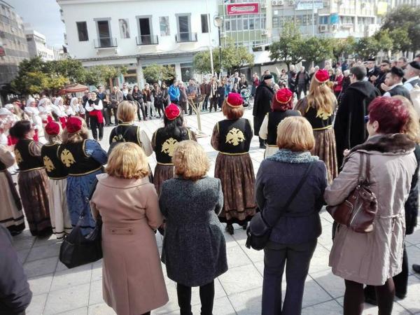 Στη Λαμία παρουσίασε &#039;Το άναμμα των φανών της αποκριάς της Κοζάνης&#039; ο πολιτιστικός σύλλογος &#039;Πλατάνια&#039; (photo)