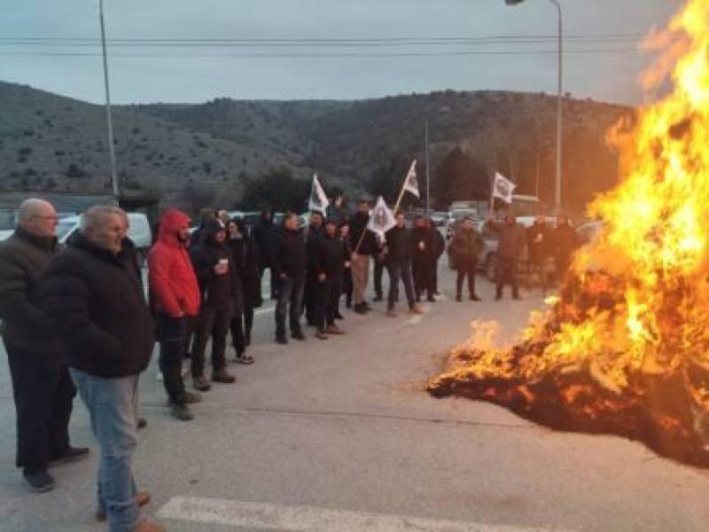 Αγρότες απέκλεισαν για μια ώρα την Εθνική οδό Κοζάνης Φλώρινας