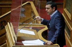 Σε υψηλούς τόνους η κριτική Τσίπρα: Χλαμύδες στα ρηχά νερά των Πρεσπών, πιτζάμες στα βαθιά νερά του Αιγαίου