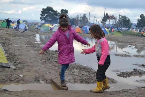 15.000 αδιάβροχα στους πρόσφυγες στην Ειδομένη απο την Περιφέρεια Δυτικής Μακεδονίας