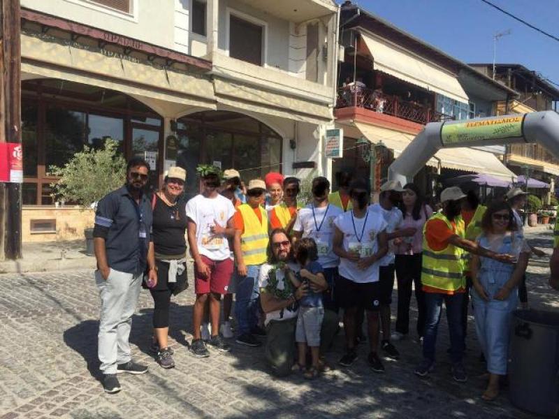 Αθλητές και εθελοντές απο την δομή φιλοξενίας ασυνόδευτων προσφύγων της Αιανης στο 18ο δρόμο του Απολλόδωρου 