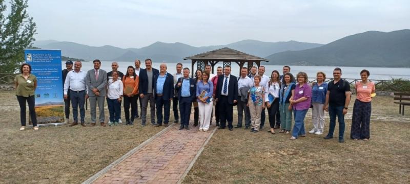 Έπεσαν οι πρώτες υπογραφές στην συνεδρίαση της επιτροπής του Διασυνοριακού Πάρκου Πρεσπών. Την άνοιξη του 2023 η επίσημη συνάντηση στο Ρέσεν της Βόρειας Μακεδονίας