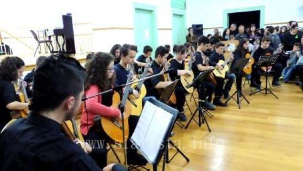 Τα Δημοτικά της Κοζάνης τραγουδούν - Χορωδιακό Εργαστήρι από το Μουσικό Σχολείο Σιάτιστας