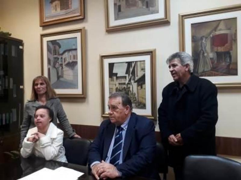 Ο δήμαρχος Καστοριάς έδωσε στην φοιτήτρια Μαρία Νίτσα, την ετήσια υποτροφία από το κληροδότημα «Ζήση Παπαλαζάρου»
