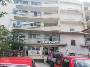 Σε κρίσιμη κατάσταση δύο από τους τραυματίες μετά την επίθεση με τσεκούρι