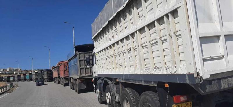 Απολιγνιτοποίηση: Διαμαρτυρήθηκαν  με τα φορτηγά τους στην Περιφέρεια δυτικής Μακεδονίας και κατέθεσαν τις άδειες κυκλοφορίας στο γραφείο του Αντιπεριφερειάρχη