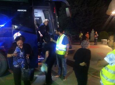 Οι κάτοικοι των Αναργύρων φθάνουν με τα λεωφορεία στα ξενοδοχεία της περιοχής