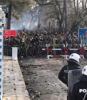 Έβρος: Χιλιάδες μετανάστες και πρόσφυγες παραμένουν στα σύνορα