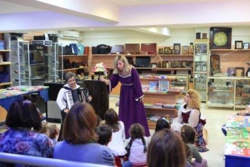 Με λογοτεχνικό περίπατο στα βιβλιοπωλεία της Κοζάνης συνεχίστηκαν οι εκδηλώσεις για τα εγκαίνια της Κοβεντάρειου Δημοτικής Βιβλιοθήκη