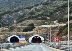 Φωτιά σε λεωφορείο στην ανάμεσα στα τούνελ της Εγνατίας οδού λίγο πριν τα διόδια Πολυμύλου