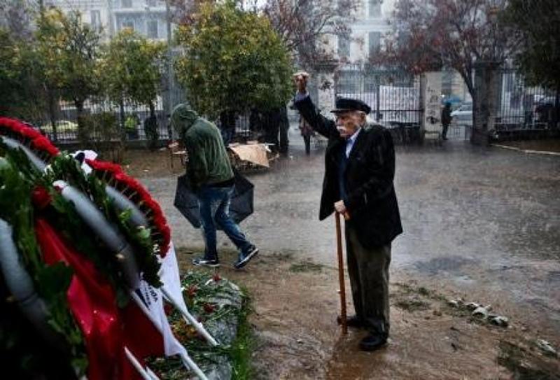 17 Νοεμβρίου 2017 ο Μανώλης Γλέζος υπο καταρρακτώδη βροχή καταθέσει δύο τριαντάφυλλα και αποτίει φόρο τιμής 