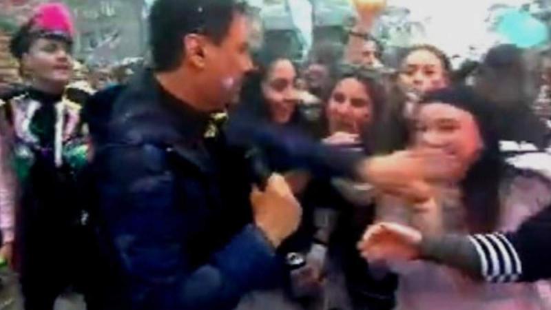 Δημοσιογράφος της ΕΡΤ χτύπησε νεαρή on air για να μην ακουστεί σύνθημα κατά του Μητσοτάκη [Βίντεο]