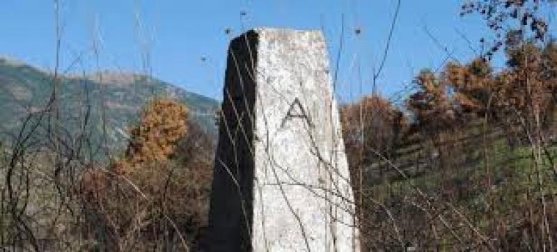 Άγνωστοι εκθεμελίωσαν 105 πυραμίδες στα σύνορα Ελλάδας ΠΓΔΜ στην Φλώρινα