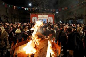 Κοζάνη: &quot;Βούλιαξε&quot; η πλατεία κι ο  Φανός Μπουγδανάθκα το Σάββατο Μικρής Αποκριάς (φωτο)