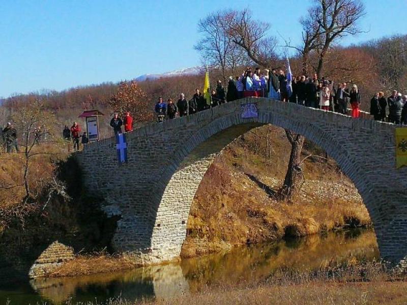 Δ. Μακεδονία: Δεκάδες πολίτες έπεσαν στα παγωμένα νερά λιμνών και ποταμιών για τον Σταυρό (φωτο)