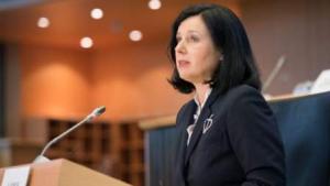 Επίτροπος Γιούροβα για λίστα Πέτσα: Ελλάδα, όπως Ουγγαρία και Πολωνία