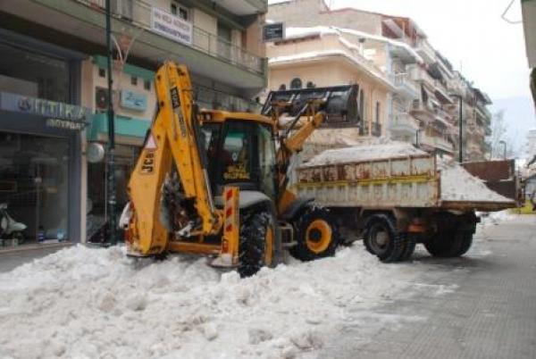 Φλώρινα: μεταφέρουν το χιόνι με φορτηγά από τον κέντρο της πόλης