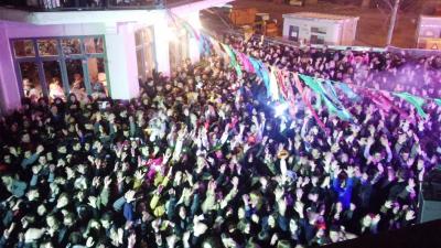 Φωτογραφίες και video από το party ΝΕΟΛΑΙΑΣ 2015 στον κεντρικό πεζόδρομος της πόλης