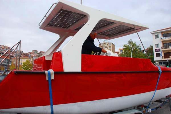 Καστοριά: Με ηλιακό σκάφος θα κάνουν βόλτα οι τουρίστες στη λίμνη