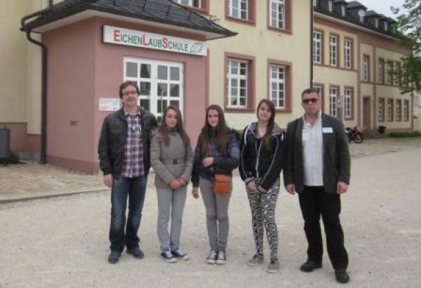 Μαθήτριες του σχολείου με τους δασκάλους τους στο Weiskirchen της Γερμανίας