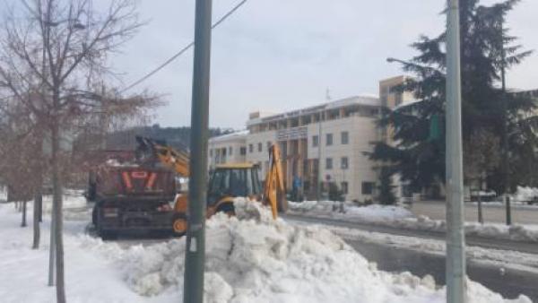Στα Γρεβενά και την Φλώρινα με φορτηγά μεταφέρουν το χιόνι έξω από την  πόλη
