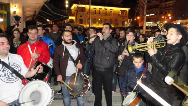 Video και φωτογραφίες από τη βραδιά χάλκινων στην κεντρική πλατεία και στα γύρω στενά