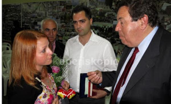 Η κ.Χαρά Νικοπουλου με τον πρώην αρχηγό ΓΕΕΘΑ Φραγκο Φραγκούλη