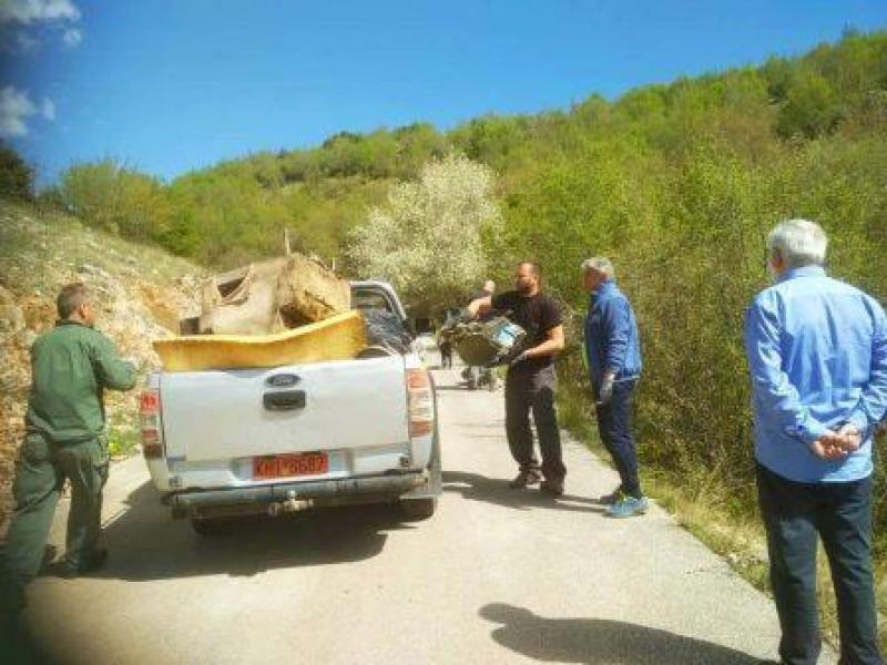 H πρωτοβουλία πολιτών Εορδαίας ενάντια στις ανεμογεννητριες καθαρίζει τα βουνά απο τα απορρίμματα