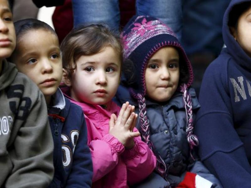 Με απόφαση της υφυπουργού Παιδείας γίνεται υποχρεωτική η εγγραφή των προσφυγόπουλων στα ελληνικά σχολεία.