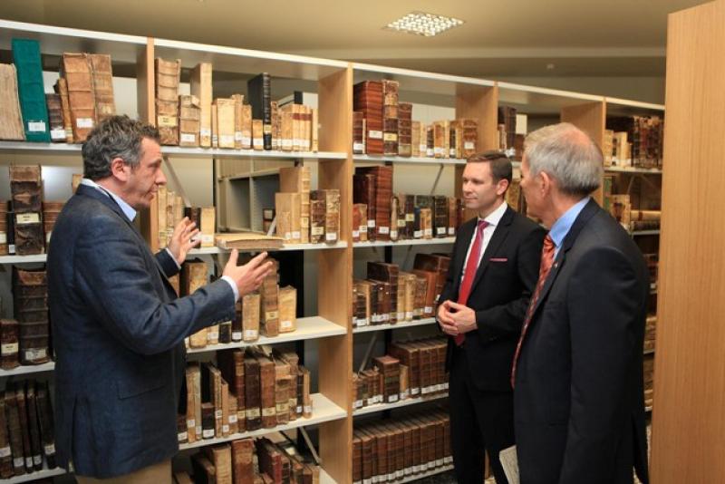 O πρόξενος των ΗΠΑ στην Θεσσαλονίκη και ο ομολογός του Γερμανός ξεναγούνται στους θησαυρούς της βιβλιοθηκης απο τον πρόεδρο της ΚΔΒΚ Παναγιώτη Δημόπουλο